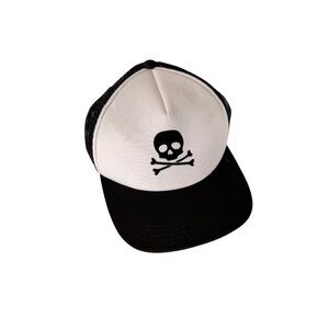 Skull trucker hat